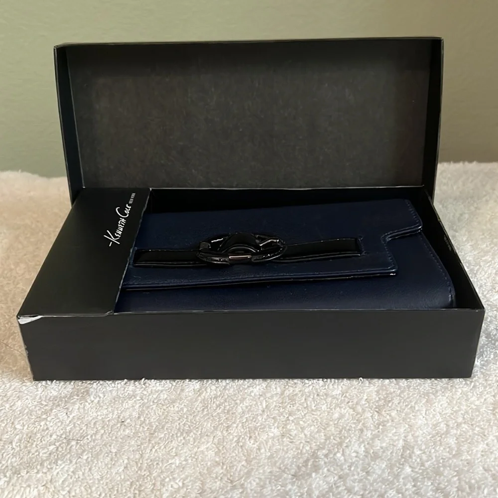 Kenneth Cole Belt Way Wallet In Navy Leather With Black Patent Leather Trim